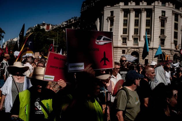 September 20, 2026, Barcelona, Spain: People hold banners and placards as they gather to protest against plans by the Catalan government to expand the region s main airport in Barcelona. The proposed expansion, including a 500 metre extension of the airport s sea runway, has drawn opposition from environmental and civic groups concerned about emissions, protected wetlands and increased tourism in Barcelona and Catalonia. Barcelona Spain  - ZUMAb137 20260920_fap_b137_010 Copyright: xJordixBoixareux