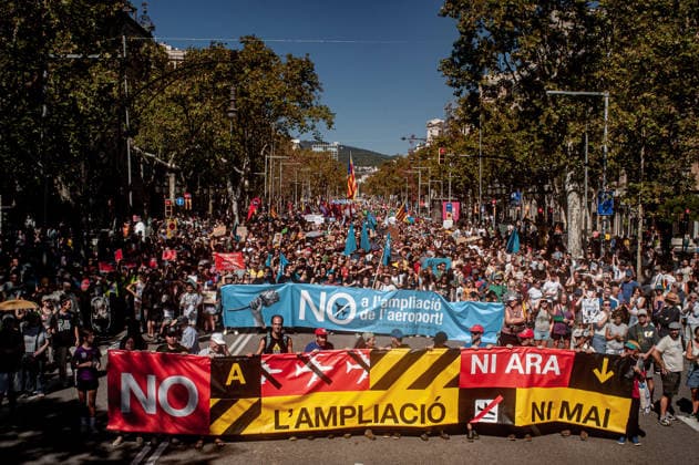 September 20, 2026, Barcelona, Spain: People hold banners and placards as they gather to protest against plans by the Catalan government to expand the region s main airport in Barcelona. The proposed expansion, including a 500 metre extension of the airport s sea runway, has drawn opposition from environmental and civic groups concerned about emissions, protected wetlands and increased tourism in Barcelona and Catalonia. Barcelona Spain  - ZUMAb137 20260920_fap_b137_011 Copyright: xJordixBoixareux
