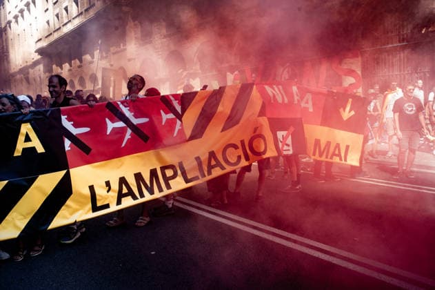September 20, 2026, Barcelona, Spain: People hold banners and placards as they gather to protest against plans by the Catalan government to expand the region s main airport in Barcelona. The proposed expansion, including a 500 metre extension of the airport s sea runway, has drawn opposition from environmental and civic groups concerned about emissions, protected wetlands and increased tourism in Barcelona and Catalonia. Barcelona Spain - ZUMAb137 20260920_fap_b137_012 Copyright: xJordixBoixareux