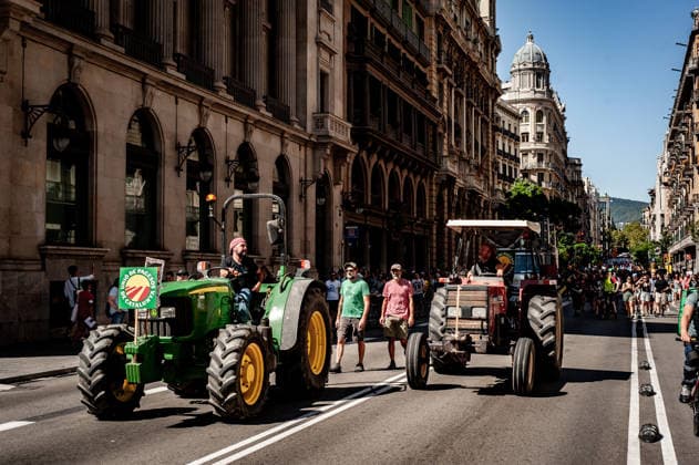 September 20, 2026, Barcelona, Spain: Farmers drive tractors as take part in a demonstration in Barcelona, protesting against plans by the Catalan government to expand the region s main airport. The proposed expansion, including a 500 metre extension of the airport s sea runway, has drawn opposition from environmental and civic groups concerned about emissions, protected wetlands and increased tourism in Barcelona and Catalonia. Barcelona Spain - ZUMAb137 20260920_fap_b137_013 Copyright: xJordixBoixareux