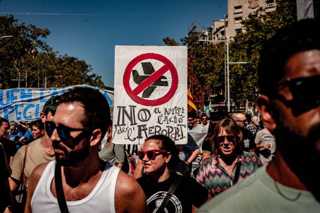 September 20, 2026, Barcelona, Spain: People hold banners and placards as they gather to protest against plans by the Catalan government to expand the region s main airport in Barcelona. The proposed expansion, including a 500 metre extension of the airport s sea runway, has drawn opposition from environmental and civic groups concerned about emissions, protected wetlands and increased tourism in Barcelona and Catalonia. Barcelona Spain  - ZUMAb137 20260920_fap_b137_014 Copyright: xJordixBoixareux