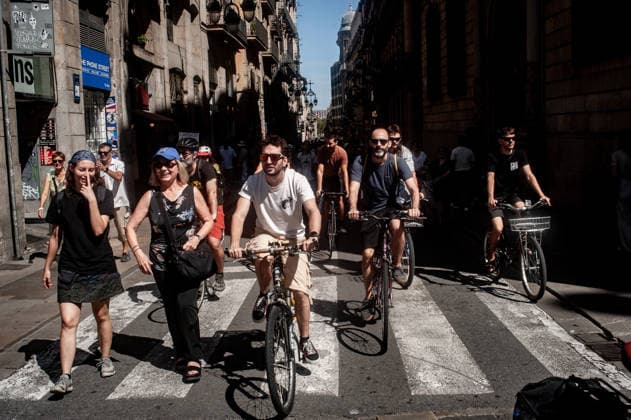 September 20, 2026, Barcelona, Spain: People riding bikes take part in a demonstration in Barcelona, protesting against plans by the Catalan government to expand the region s main airport. The proposed expansion, including a 500 metre extension of the airport s sea runway, has drawn opposition from environmental and civic groups concerned about emissions, protected wetlands and increased tourism in Barcelona and Catalonia. Barcelona Spain  - ZUMAb137 20260920_fap_b137_016 Copyright: xJordixBoixareux