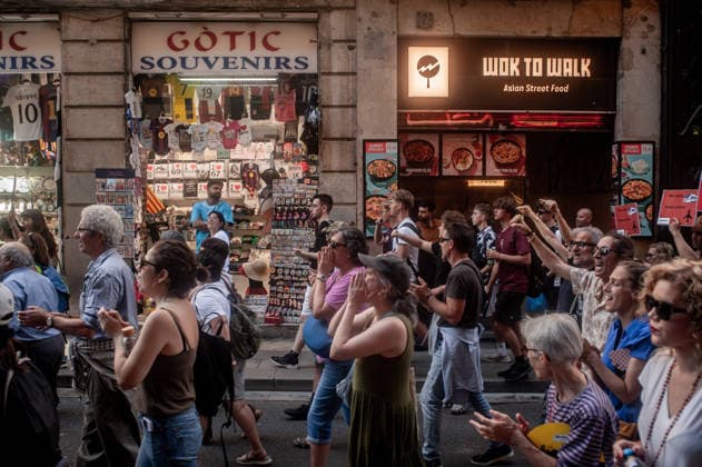 September 20, 2026, Barcelona, Spain: People shout slogans as they march to protest against plans by the Catalan government to expand the region s main airport in Barcelona. The proposed expansion, including a 500 metre extension of the airport s sea runway, has drawn opposition from environmental and civic groups concerned about emissions, protected wetlands and increased tourism in Barcelona and Catalonia. Barcelona Spain - ZUMAb137 20260920_fap_b137_015 Copyright: xJordixBoixareux