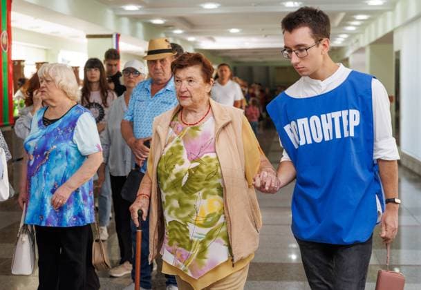 Moldova Transnistria Russia Parliamentary Election 9247461 20.09.2026 A volunteer escorts a voter at a polling station located at the Palace of the Republic during elections for Russia™s ninth State Duma, the lower house of parliament, in Tiraspol, Transnistrian region, also known as the unrecognized Pridnestrovian Moldavian Republic (PMR), Moldova. Artem Kulekin Sputnik Tiraspol Transnistrian region  Copyright: xArtemxKulekinx