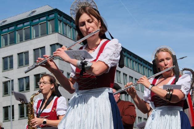September 20, 2026, Munich, Bavaria, Germany: On the second day of Oktoberfest, the worldÃ¢â‚¬â ¢s largest beer festival, people gather in Munich to watch the parade to the festival grounds. Munich Germany - ZUMAm309 20260920_zip_m309_002 Copyright: xJuliusxMortsix