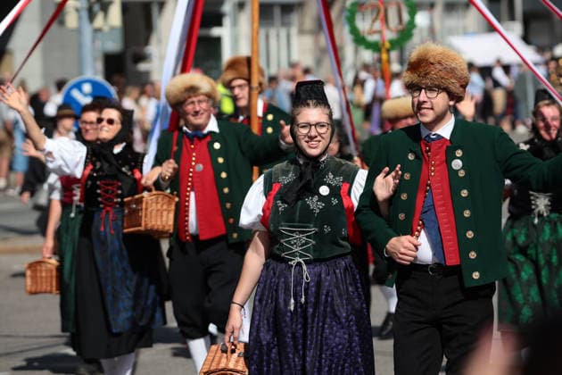 September 20, 2026, Munich, Bavaria, Germany: On the second day of Oktoberfest, the worldÃ¢â‚¬â ¢s largest beer festival, people gather in Munich to watch the parade to the festival grounds. Munich Germany - ZUMAm309 20260920_zip_m309_003 Copyright: xJuliusxMortsix
