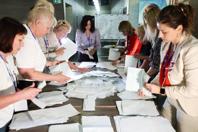 RUSSIA, MELITOPOL - SEPTEMBER 20, 2026: Electoral officials count votes at a polling station during the 2026 Russian legislative elections. During the 2026 Single Voting Day, which lasted from 18 to 20 September, Russian citizens went to the polls to elect members of the Russian State Duma of the 9th convocation, as well as to vote in regional parliamentary and local government elections. The overall voter turnout in the Zaporozhye Region, including early voting, was 78.55% as of 3.00 pm Mocsow time. Alexander Polegenko TASS  98026583