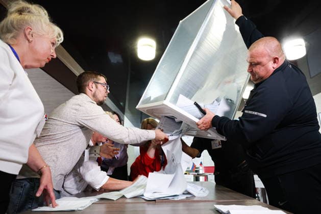 RUSSIA, MELITOPOL - SEPTEMBER 20, 2026: Electoral officials count votes at a polling station during the 2026 Russian legislative elections. During the 2026 Single Voting Day, which lasted from 18 to 20 September, Russian citizens went to the polls to elect members of the Russian State Duma of the 9th convocation, as well as to vote in regional parliamentary and local government elections. The overall voter turnout in the Zaporozhye Region, including early voting, was 78.55% as of 3.00 pm Mocsow time Melitopol Russia  - ZUMAt113 20260920_zaa_t113_322 Copyright: xAlexanderxPolegenkox