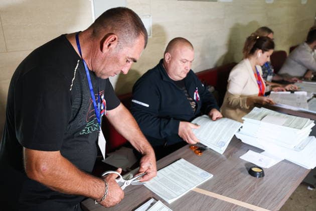 RUSSIA, MELITOPOL - SEPTEMBER 20, 2026: Electoral officials destroy unused forms after a polling station closes in the 2026 Russian legislative elections. During the 2026 Single Voting Day, which lasted from 18 to 20 September, Russian citizens went to the polls to elect members of the Russian State Duma of the 9th convocation, as well as to vote in regional parliamentary and local government elections. The overall voter turnout in the Zaporozhye Region, including early voting, was 78.55% as of 3.00 pm Moscow time Melitopol Russia  - ZUMAt113 20260920_zaa_t113_325 Copyright: xAlexanderxPolegenkox