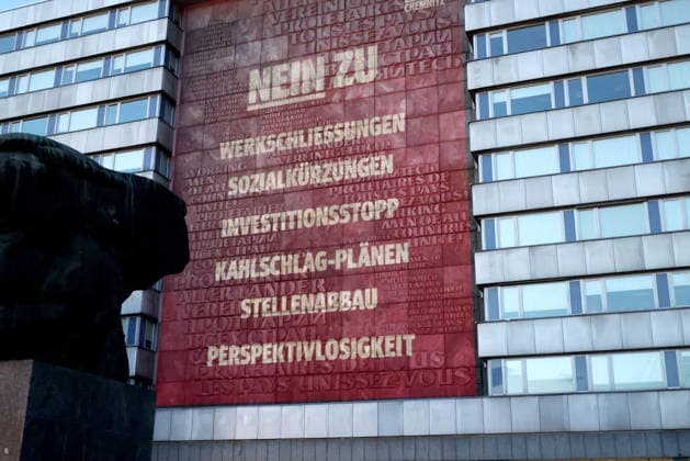 IG Metall Sends a Message to the Auto Industry: IG Metall Sends a Message to the Auto Industry with a Light Installation at the Nischel, September 19, 2026, Chemnitz, Karl Marx Monument. Around 7:30 p.m. on Saturday evening, approximately 100 IG Metall union representatives gathered at the Karl Marx statue to send a message to the automotive industry. Chemnitz, Saxony, Germany