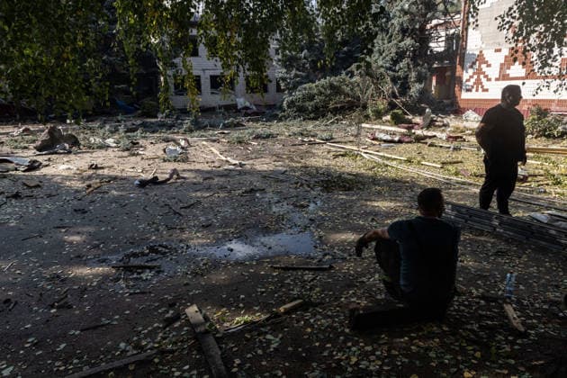 September 20, 2026, Kramatorsk, Donetsk, Ukraine: Workers take a break after working at a school destroyed by a Russian airstrike that was serving as an evacuation center in Kramatorsk. Kramatorsk Ukraine - ZUMAb286 20260920_zip_b286_030 Copyright: xFranciscoxRichartx