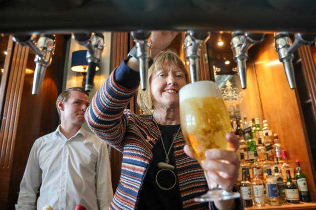 September 20, 2026, Brighton, East Sussex, UK: Brighton, UK. Liberal Democrat MP Sarah Gibson for Chippenham serves a drink at the Brighton Grand on day two of the partys autumn conference at the Brighton Centre, East Sussex. Brighton UK  - ZUMAl94_ 20260920_zaf_l94_069 Copyright: xDinendraxHariax