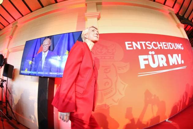 Schwerin, Mecklenburg-Western Pomerania, Germany, September 20, 2026 Orangery at Schwerin Castle SPD election party for the 2026 state election in Mecklenburg-Western Pomerania Manuela Schwesig walks past a monitor at the SPD election party displaying a statement by Federal Chancellor Friedrich Merz (CDU) Copyright: xdtsxNachrichtenagenturx dts_135415