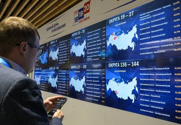 Russia Parliamentary Election CEC 9247925 20.09.2026 A man stands at screens showing voter turnout by electoral district in elections to Russia s ninth State Duma, the lower house of parliament, at the Russian Central Election Commission (CEC) Information Centre in Moscow, Russia. Alexey Nikolskiy Sputnik Moscow Russia  Copyright: xAlexeyxNikolskiyx