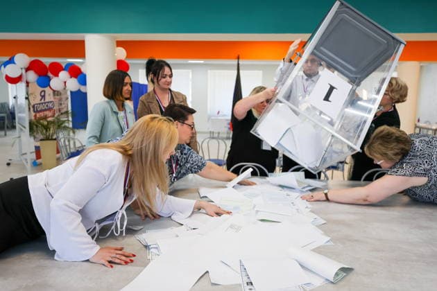 RUSSIA, DONETSK - SEPTEMBER 20, 2026: Electoral officials count votes after Polling Station No.199 closed in the 2026 Russian legislative elections. During the 2026 Single Voting Day, which lasted from 18 to 20 September, Russian citizens went to the polls to elect members of the Russian State Duma of the 9th convocation, as well as to vote in regional parliamentary and local government elections. On 20 September, polling stations in the DPR were open from 8 to 4pm Moscow time for safety reasons Donetsk Russia  - ZUMAt113 20260920_zaa_t113_383 Copyright: xDmitryxYagodkinx