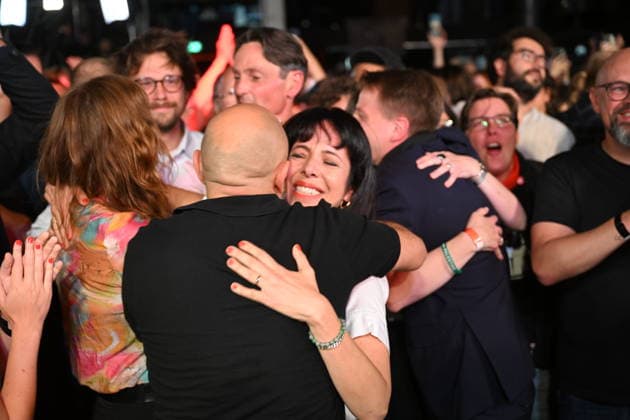Left Party s Elif Eralp leads Berlin election with 24.5% BERLIN, GERMANY - SEPTEMBER 20: Die Linke (The Left Party) lead mayoral candidate Elif Eralp (C) celebrates with party members and supporters as initial exit poll results are announced during an election night gathering at the party s headquarters, the Karl-Liebknecht-Haus, in Berlin, Germany, on September 20, 2026. According to early exit poll projections, Die Linke took first place with 24.5 percent of the vote in the Berlin House of Representatives (Abgeordnetenhaus) election. Halil Sagirkaya Anadolu Berlin Germany. Editorial use only. Please get in touch for any other usage.  Copyright: x2026xAnadoluxHalilxSagirkayax