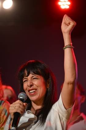 Left Party s Elif Eralp leads Berlin election with 24.5% BERLIN, GERMANY - SEPTEMBER 20: Die Linke (The Left Party) lead mayoral candidate Elif Eralp speaks while celebrating with party members and supporters as initial exit poll results are announced during an election night gathering at the party s headquarters, the Karl-Liebknecht-Haus, in Berlin, Germany, on September 20, 2026. According to early exit poll projections, Die Linke took first place with 24.5 percent of the vote in the Berlin House of Representatives (Abgeordnetenhaus) election. Halil Sagirkaya Anadolu Berlin Germany. Editorial use only. Please get in touch for any other usage.  Copyright: x2026xAnadoluxHalilxSagirkayax