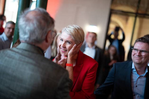 Minister-President and SPD lead candidate Manuela Schwesig arrived around 6:20 p.m. at the SPD election party in the Orangery of Schwerin Castle, accompanied by her husband Stefan Schwesig, on election night for the 2026 state election in Mecklenburg-Western Pomerania, Schwerin, Mecklenburg-Western Pomerania, Germany; Schwerin Castle and surrounding area
