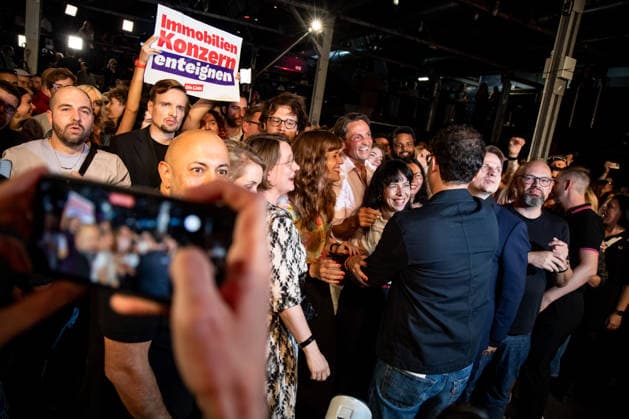 Elif Eralp C, the leading candidate for The Left, celebrates with party leaders and members upon the announcement of the initial election projections for the Berlin House of Representatives at the Festsaal Kreuzberg in Berlin on September 20, 2026. According to ARD’s initial projections, the party is expected to win 24,5 percent of the vote. The Left wins the Berlin House of Representatives
