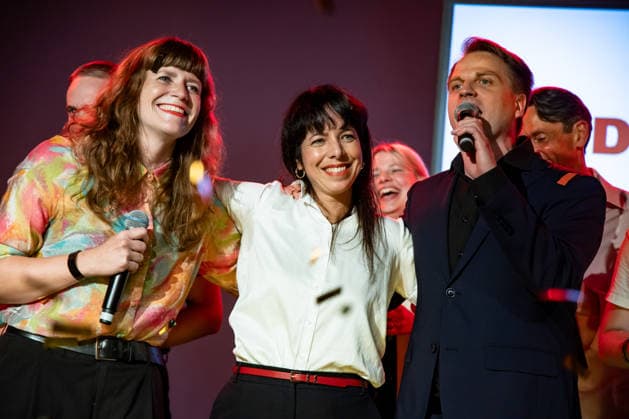 Elif Eralp C, the leading candidate for The Left, celebrates with party leaders and members at the Festsaal Kreuzberg in Berlin on September 20, 2026, following the announcement of the initial election projections for the Berlin House of Representatives. According to ARD’s initial projections, the party is expected to win 24,5 percent of the vote. The Left wins the Berlin House of Representa