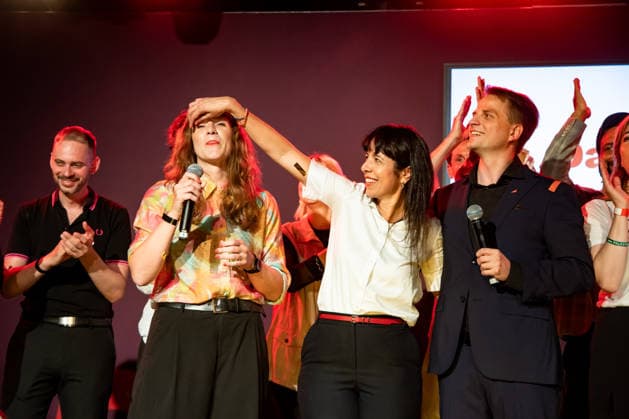 Elif Eralp C, the leading candidate for The Left, celebrates with party leaders and members at the Festsaal Kreuzberg in Berlin on September 20, 2026, following the announcement of the initial election projections for the Berlin House of Representatives. According to ARD’s initial projections, the party is expected to win 24,5 percent of the vote. The Left wins the Berlin House of Representa