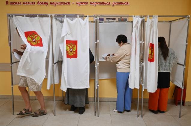 Russia Parliamentary Election 9247858 20.09.2026 Voters stand in voting booths at a polling station during elections to Russia s ninth State Duma, the lower house of parliament, in Simferopol, Republic of Crimea, Russia. Konstantin Mihalchevskiy Sputnik Republic of Crimea Russia  Copyright: xKonstantinxMihalchevskiyx