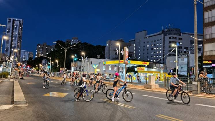 September 20, 2026, Ramat Gan, Israel: RAMAT GAN, ISRAEL, SEPTEMBER 20, 2026: Israelis ride bicycles, scooters and skateboards along largely empty streets in Ramat Gan as Yom Kippur begins at sunset. Motor traffic largely comes to a halt during the Jewish Day of Atonement, while worshippers attend synagogue services and observe a 25-hour period of fasting and prayer. The absence of regular traffic has also led many children and families to use the streets for cycling and other wheeled activities during the holiday. Ramat Gan Israel  - ZUMAq101 20260920_zna_q101_160 Copyright: xPaulinaxPatimerx