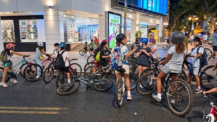 September 20, 2026, Ramat Gan, Israel: RAMAT GAN, ISRAEL, SEPTEMBER 20, 2026: Israelis ride bicycles, scooters and skateboards along largely empty streets in Ramat Gan as Yom Kippur begins at sunset. Motor traffic largely comes to a halt during the Jewish Day of Atonement, while worshippers attend synagogue services and observe a 25-hour period of fasting and prayer. The absence of regular traffic has also led many children and families to use the streets for cycling and other wheeled activities during the holiday. Ramat Gan Israel  - ZUMAq101 20260920_zna_q101_161 Copyright: xPaulinaxPatimerx