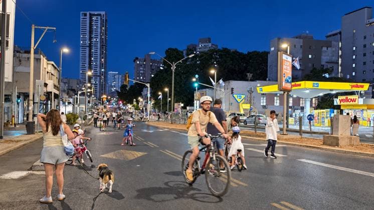 September 20, 2026, Ramat Gan, Israel: RAMAT GAN, ISRAEL, SEPTEMBER 20, 2026: Israelis ride bicycles, scooters and skateboards along largely empty streets in Ramat Gan as Yom Kippur begins at sunset. Motor traffic largely comes to a halt during the Jewish Day of Atonement, while worshippers attend synagogue services and observe a 25-hour period of fasting and prayer. The absence of regular traffic has also led many children and families to use the streets for cycling and other wheeled activities during the holiday. Ramat Gan Israel  - ZUMAq101 20260920_zna_q101_162 Copyright: xPaulinaxPatimerx