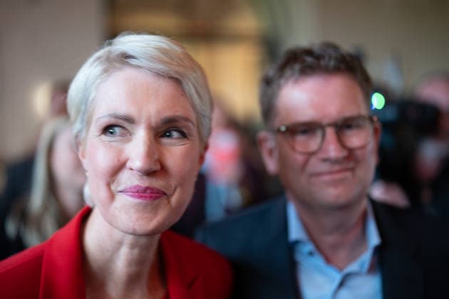 Minister-President and SPD lead candidate Manuela Schwesig arrived around 6:20 p.m. at the SPD election party in the Orangery of Schwerin Castle, accompanied by her husband Stefan Schwesig, on election night for the 2026 state election in Mecklenburg-Western Pomerania, Schwerin, Mecklenburg-Western Pomerania, Germany; Schwerin Castle and surrounding area