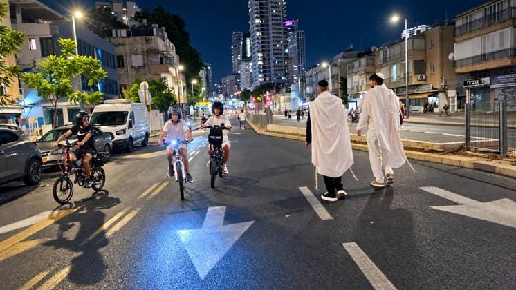 September 20, 2026, Ramat Gan, Israel: RAMAT GAN, ISRAEL, SEPTEMBER 20, 2026: Israelis ride bicycles, scooters and skateboards along largely empty streets in Ramat Gan as Yom Kippur begins at sunset. Motor traffic largely comes to a halt during the Jewish Day of Atonement, while worshippers attend synagogue services and observe a 25-hour period of fasting and prayer. The absence of regular traffic has also led many children and families to use the streets for cycling and other wheeled activities during the holiday. Ramat Gan Israel - ZUMAq101 20260920_zna_q101_157 Copyright: xPaulinaxPatimerx
