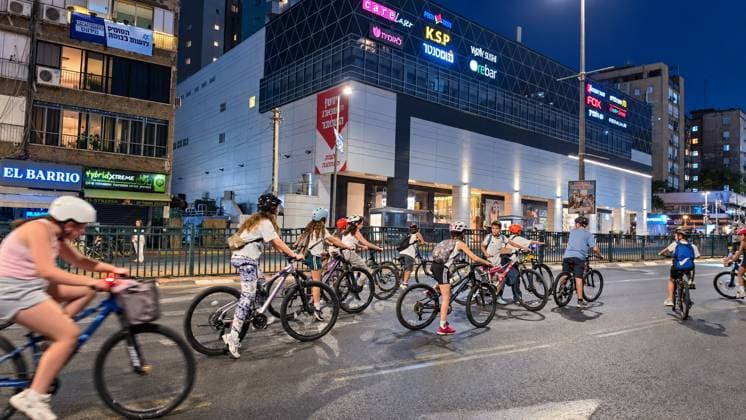 September 20, 2026, Ramat Gan, Israel: RAMAT GAN, ISRAEL, SEPTEMBER 20, 2026: Israelis ride bicycles, scooters and skateboards along largely empty streets in Ramat Gan as Yom Kippur begins at sunset. Motor traffic largely comes to a halt during the Jewish Day of Atonement, while worshippers attend synagogue services and observe a 25-hour period of fasting and prayer. The absence of regular traffic has also led many children and families to use the streets for cycling and other wheeled activities during the holiday. Ramat Gan Israel - ZUMAq101 20260920_zna_q101_158 Copyright: xPaulinaxPatimerx