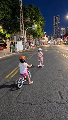 September 20, 2026, Ramat Gan, Israel: RAMAT GAN, ISRAEL, SEPTEMBER 20, 2026: Israelis ride bicycles, scooters and skateboards along largely empty streets in Ramat Gan as Yom Kippur begins at sunset. Motor traffic largely comes to a halt during the Jewish Day of Atonement, while worshippers attend synagogue services and observe a 25-hour period of fasting and prayer. The absence of regular traffic has also led many children and families to use the streets for cycling and other wheeled activities during the holiday. Ramat Gan Israel - ZUMAq101 20260920_zna_q101_159 Copyright: xPaulinaxPatimerx