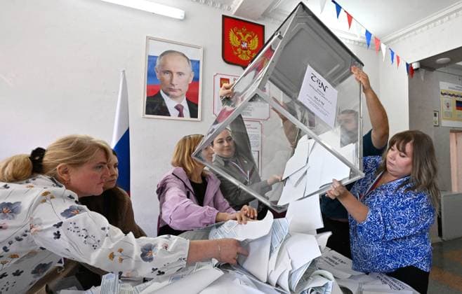 Russia Parliamentary Election Vote Counting 9247910 20.09.2026 Members of an electoral commission empty a ballot box to count votes after the polls close on the final day of elections to Russia s ninth State Duma, the lower house of parliament, at a polling station in Donetsk, Donetsk People s Republic, Russia. Taisija Voroncova Sputnik Donetsk Donetsk People s Republic Russia  Copyright: xTaisijaxVoroncovax