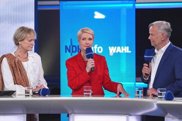 Schwerin, Mecklenburg-Western Pomerania, Germany, September 20, 2026 Election studio in front of Schwerin Castle 2026 State Election in Mecklenburg-Western Pomerania Simone Oldenburg, The Left, Minister-President Manuela Schwesig, SPD, and Leif Erik Holm, AfD Photo by Marcus Brandt, Pool Copyright: xMarcusxBrandt,xPool dtsxNachrichtenagenturx dts_135507