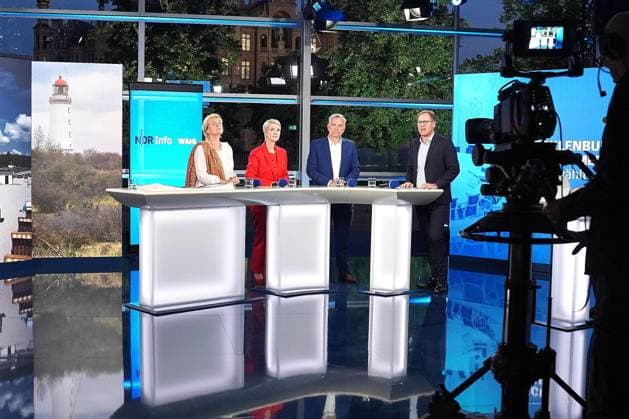 Schwerin, Mecklenburg-Western Pomerania, Germany, September 20, 2026 Election studio in front of Schwerin Castle 2026 State Election in Mecklenburg-Western Pomerania Simone Oldenburg, The Left, Minister-President Manuela Schwesig, SPD, and Leif Erik Holm, AfD Photo by Marcus Brandt, Pool Copyright: xMarcusxBrandt,xPool dtsxNachrichtenagenturx dts_135510