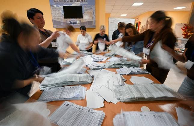 Russia Parliamentary Election Vote Counting 9248077 20.09.2026 Members of an electoral commission count votes after the polls close on the final day of elections to Russia s ninth State Duma, the lower house of parliament, at a polling station in the village of Mirnoye, outside Simferopol, Republic of Crimea, Russia. Konstantin Mihalchevskiy Sputnik Republic of Crimea Russia  Copyright: xKonstantinxMihalchevskiyx