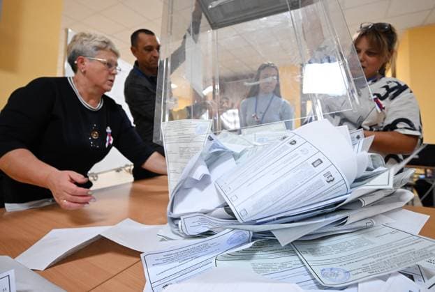 Russia Parliamentary Election Vote Counting 9248081 20.09.2026 Members of an electoral commission empty a ballot box to count votes after the polls close on the final day of elections to Russia s ninth State Duma, the lower house of parliament, at a polling station in the village of Mirnoye, outside Simferopol, Republic of Crimea, Russia. Konstantin Mihalchevskiy Sputnik Republic of Crimea Russia  Copyright: xKonstantinxMihalchevskiyx
