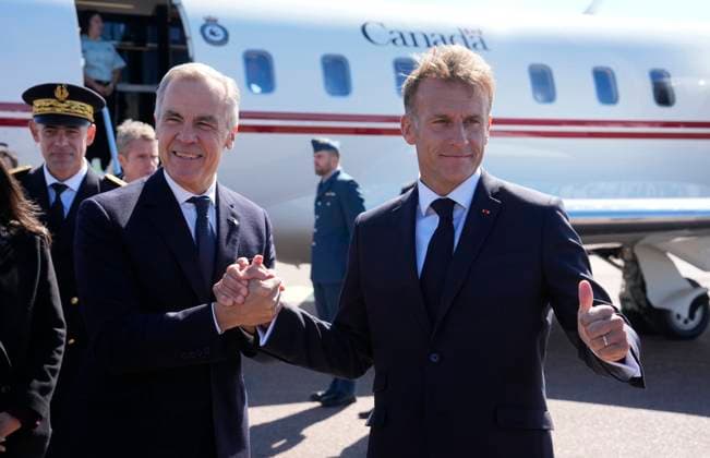 September 20, 2026, Saint-Pierre, France: Le prv sident de la Rv publique franvßaise, Emmanuel Macron, (v droite) accueille le premier ministre canadien Mark Carney v l av roport de Saint-Pierre, v Saint-Pierre-et-Miquelon, le 20 septembre 2026. LA PRESSE CANADIENNE Saint-Pierre France  - ZUMAc35_ 20260920_zaf_c35_079 Copyright: xAdrianxWyldx