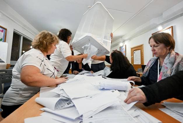 Russia Parliamentary Election Vote Counting 9248226 20.09.2026 Members of an electoral commission empty a ballot box to count votes after the polls close on the final day of elections to Russia s ninth State Duma, the lower house of parliament, at a polling station in Moscow, Russia. Mikhail Voskresenskiy Sputnik Moscow Russia  Copyright: xMikhailxVoskresenskiyx