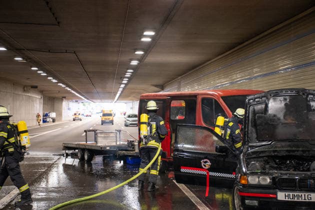 Einsatzkräfte proben schweren Verkehrsunfall mit Brand im Hechtsheimer Tunnel Am Sonntag, dem 20. September 2026, probten Feuerwehr, Rettungsdienst, Polizei und die Autobahn GmbH des Bundes im Hechtsheimer Tunnel auf der A60 bei Mainz einen schweren Verkehrsunfall mit anschließendem Fahrzeugbrand und mehreren verletzten Personen. Rund 150 Personen waren an der Gemeinschaftsübung beteiligt. Zwei Pkw, ein Lkw sowie ein Transporter mit Anhänger wurden in das Szenario eingebunden, fünf Schauspieler stellten verletzte Personen dar. Übungsrauch, Kunstblut und Pyrotechnik sorgten für realitätsnahe Bedingungen. Bereits vor der eigentlichen Großübung führte die Feuerwehr Mainz einen Rauchversuch zur Untersuchung der Entrauchung des Tunnel