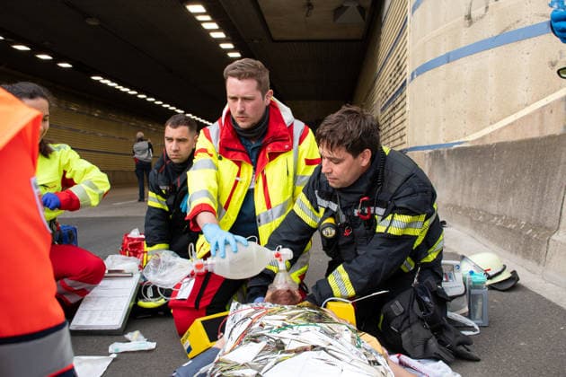 Einsatzkräfte proben schweren Verkehrsunfall mit Brand im Hechtsheimer Tunnel Am Sonntag, dem 20. September 2026, probten Feuerwehr, Rettungsdienst, Polizei und die Autobahn GmbH des Bundes im Hechtsheimer Tunnel auf der A60 bei Mainz einen schweren Verkehrsunfall mit anschließendem Fahrzeugbrand und mehreren verletzten Personen. Rund 150 Personen waren an der Gemeinschaftsübung beteiligt. Zwei Pkw, ein Lkw sowie ein Transporter mit Anhänger wurden in das Szenario eingebunden, fünf Schauspieler stellten verletzte Personen dar. Übungsrauch, Kunstblut und Pyrotechnik sorgten für realitätsnahe Bedingungen. Bereits vor der eigentlichen Großübung führte die Feuerwehr Mainz einen Rauchversuch zur Untersuchung der Entrauchung des Tunnel