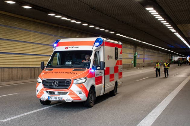 Einsatzkräfte proben schweren Verkehrsunfall mit Brand im Hechtsheimer Tunnel Am Sonntag, dem 20. September 2026, probten Feuerwehr, Rettungsdienst, Polizei und die Autobahn GmbH des Bundes im Hechtsheimer Tunnel auf der A60 bei Mainz einen schweren Verkehrsunfall mit anschließendem Fahrzeugbrand und mehreren verletzten Personen. Rund 150 Personen waren an der Gemeinschaftsübung beteiligt. Zwei Pkw, ein Lkw sowie ein Transporter mit Anhänger wurden in das Szenario eingebunden, fünf Schauspieler stellten verletzte Personen dar. Übungsrauch, Kunstblut und Pyrotechnik sorgten für realitätsnahe Bedingungen. Bereits vor der eigentlichen Großübung führte die Feuerwehr Mainz einen Rauchversuch zur Untersuchung der Entrauchung des Tunnel