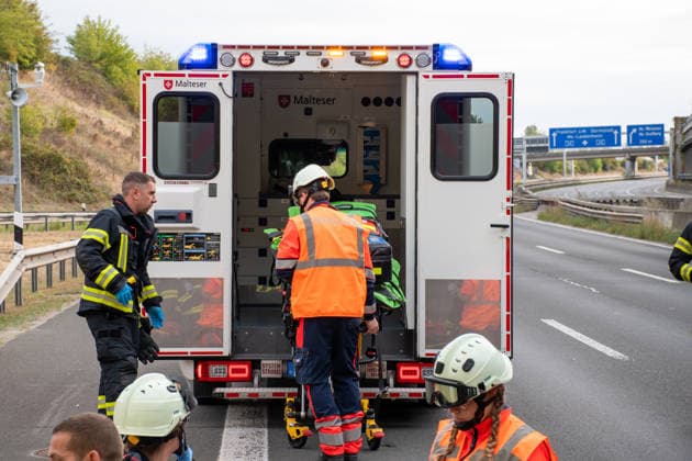 Einsatzkräfte proben schweren Verkehrsunfall mit Brand im Hechtsheimer Tunnel Am Sonntag, dem 20. September 2026, probten Feuerwehr, Rettungsdienst, Polizei und die Autobahn GmbH des Bundes im Hechtsheimer Tunnel auf der A60 bei Mainz einen schweren Verkehrsunfall mit anschließendem Fahrzeugbrand und mehreren verletzten Personen. Rund 150 Personen waren an der Gemeinschaftsübung beteiligt. Zwei Pkw, ein Lkw sowie ein Transporter mit Anhänger wurden in das Szenario eingebunden, fünf Schauspieler stellten verletzte Personen dar. Übungsrauch, Kunstblut und Pyrotechnik sorgten für realitätsnahe Bedingungen. Bereits vor der eigentlichen Großübung führte die Feuerwehr Mainz einen Rauchversuch zur Untersuchung der Entrauchung des Tunnel