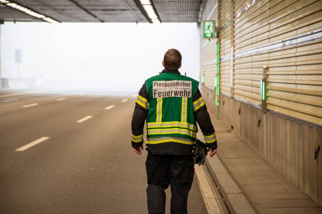 Einsatzkräfte proben schweren Verkehrsunfall mit Brand im Hechtsheimer Tunnel Am Sonntag, dem 20. September 2026, probten Feuerwehr, Rettungsdienst, Polizei und die Autobahn GmbH des Bundes im Hechtsheimer Tunnel auf der A60 bei Mainz einen schweren Verkehrsunfall mit anschließendem Fahrzeugbrand und mehreren verletzten Personen. Rund 150 Personen waren an der Gemeinschaftsübung beteiligt. Zwei Pkw, ein Lkw sowie ein Transporter mit Anhänger wurden in das Szenario eingebunden, fünf Schauspieler stellten verletzte Personen dar. Übungsrauch, Kunstblut und Pyrotechnik sorgten für realitätsnahe Bedingungen. Bereits vor der eigentlichen Großübung führte die Feuerwehr Mainz einen Rauchversuch zur Untersuchung der Entrauchung des Tunnel