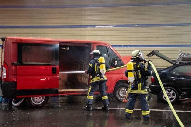 Einsatzkräfte proben schweren Verkehrsunfall mit Brand im Hechtsheimer Tunnel Am Sonntag, dem 20. September 2026, probten Feuerwehr, Rettungsdienst, Polizei und die Autobahn GmbH des Bundes im Hechtsheimer Tunnel auf der A60 bei Mainz einen schweren Verkehrsunfall mit anschließendem Fahrzeugbrand und mehreren verletzten Personen. Rund 150 Personen waren an der Gemeinschaftsübung beteiligt. Zwei Pkw, ein Lkw sowie ein Transporter mit Anhänger wurden in das Szenario eingebunden, fünf Schauspieler stellten verletzte Personen dar. Übungsrauch, Kunstblut und Pyrotechnik sorgten für realitätsnahe Bedingungen. Bereits vor der eigentlichen Großübung führte die Feuerwehr Mainz einen Rauchversuch zur Untersuchung der Entrauchung des Tunnel