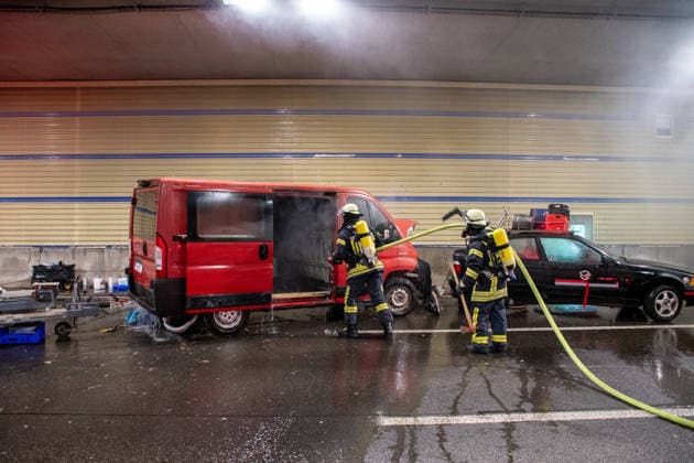 Einsatzkräfte proben schweren Verkehrsunfall mit Brand im Hechtsheimer Tunnel Am Sonntag, dem 20. September 2026, probten Feuerwehr, Rettungsdienst, Polizei und die Autobahn GmbH des Bundes im Hechtsheimer Tunnel auf der A60 bei Mainz einen schweren Verkehrsunfall mit anschließendem Fahrzeugbrand und mehreren verletzten Personen. Rund 150 Personen waren an der Gemeinschaftsübung beteiligt. Zwei Pkw, ein Lkw sowie ein Transporter mit Anhänger wurden in das Szenario eingebunden, fünf Schauspieler stellten verletzte Personen dar. Übungsrauch, Kunstblut und Pyrotechnik sorgten für realitätsnahe Bedingungen. Bereits vor der eigentlichen Großübung führte die Feuerwehr Mainz einen Rauchversuch zur Untersuchung der Entrauchung des Tunnel