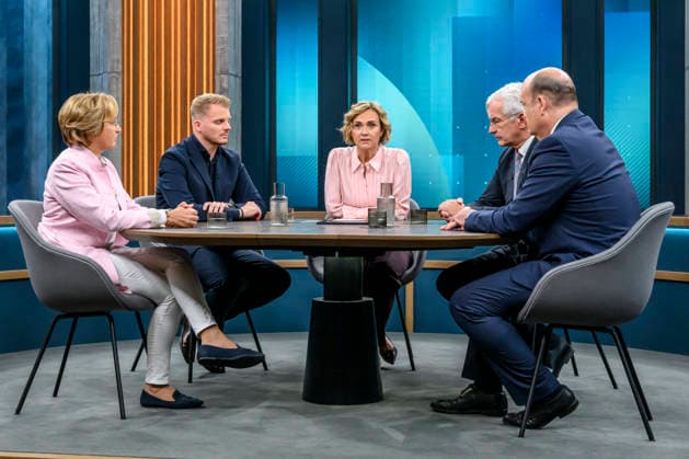 Pictured, from left: Beatrix von Storch, deputy chair of the AfD parliamentary group; Tim Klüssendorf, SPD secretary-general; Caren Miosga; Mathias Middelberg, member of the CDU Executive Committee; Robin Alexander, journalist for the Machtwechsel podcast, GER, Berlin, studio, guest on Caren Miosga’s political t Copyright: HMBxMedia UwexKoch
