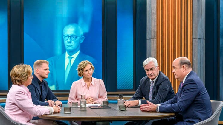 Pictured, from left: Beatrix von Storch, deputy chair of the AfD parliamentary group; Tim Klüssendorf, SPD secretary-general; Caren Miosga; Mathias Middelberg, member of the CDU Executive Committee; Robin Alexander, journalist for the Machtwechsel podcast, GER, Berlin, studio, guest on Caren Miosga’s political t Copyright: HMBxMedia UwexKoch