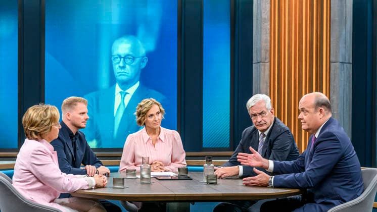 Pictured, from left: Beatrix von Storch, deputy chair of the AfD parliamentary group; Tim Klüssendorf, SPD secretary-general; Caren Miosga; Mathias Middelberg, member of the CDU Executive Committee; Robin Alexander, journalist for the Machtwechsel podcast, GER, Berlin, studio, guest on Caren Miosga’s political t Copyright: HMBxMedia UwexKoch